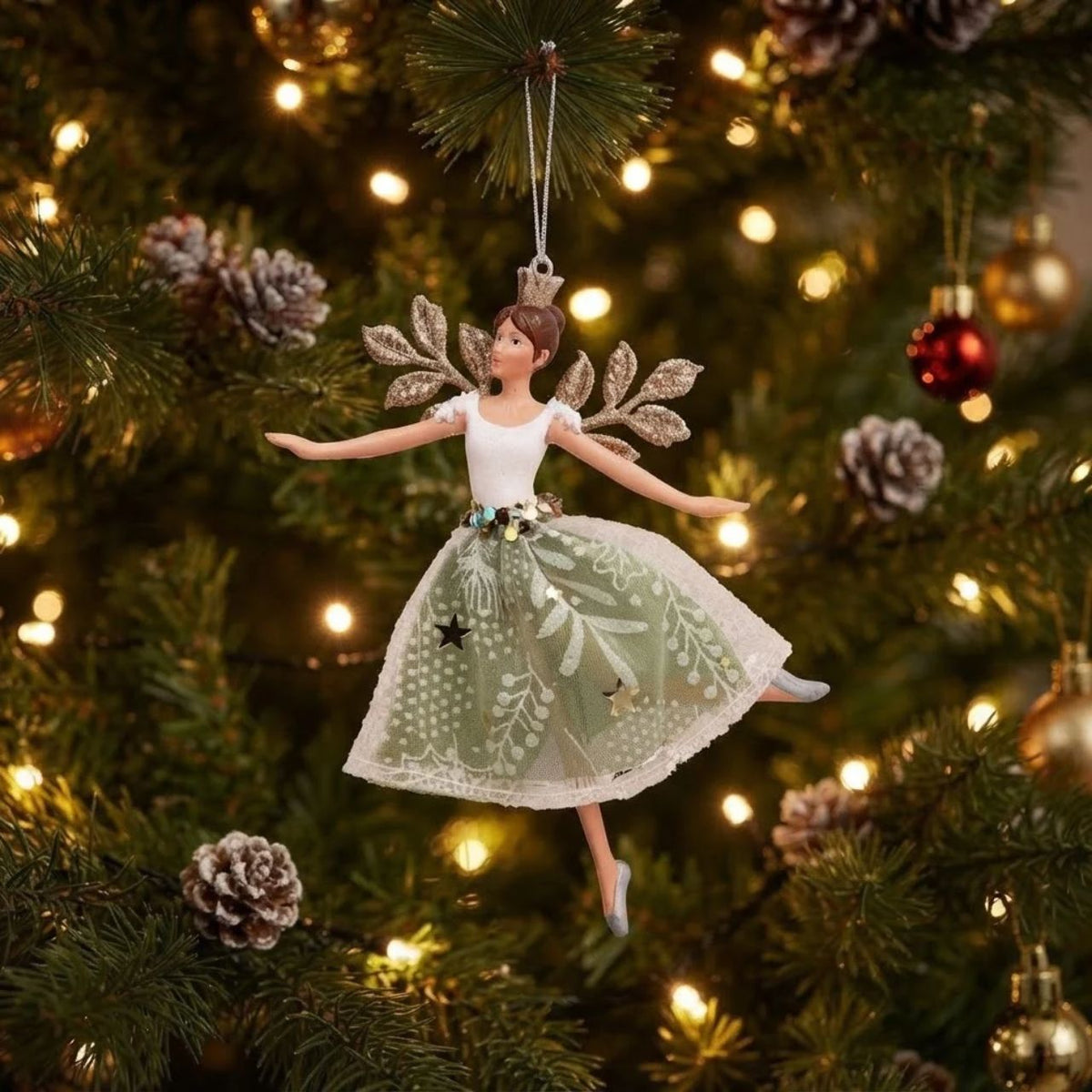 Bring enchantment to your tree with this charming Gisela Graham Winter Palace fairy hanging ornament. Dressed in white and green, this delicate seasonal decoration captures the magic of a winter palace fantasy.