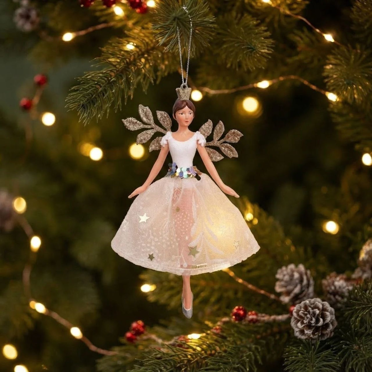 Bring enchantment to your tree with this charming Gisela Graham Winter Palace fairy hanging ornament. Dressed in white and green, this delicate seasonal decoration captures the magic of a winter palace fantasy.