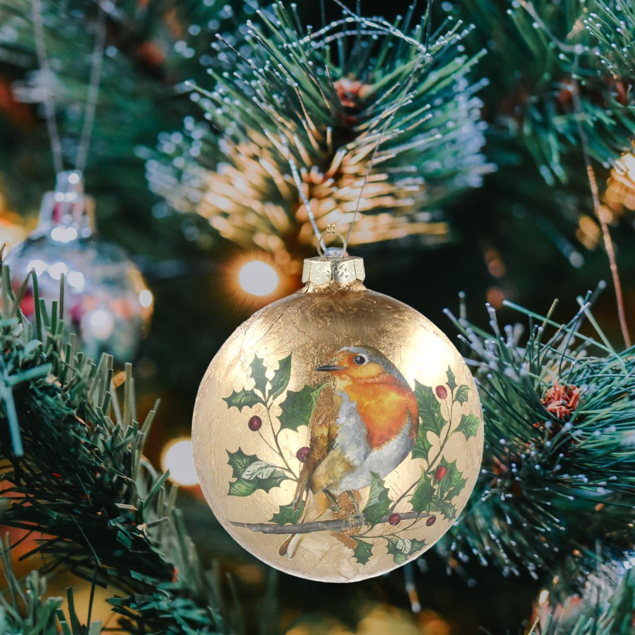 Gisela Graham Christmas Baubles - Antique Gold with Robin  Browse our beautiful range of luxury Christmas tree decorations, baubles & ornaments for your tree this Christmas.  Add style to your Christmas tree with these elegant Christmas antique gold glass baubles decorated with robin