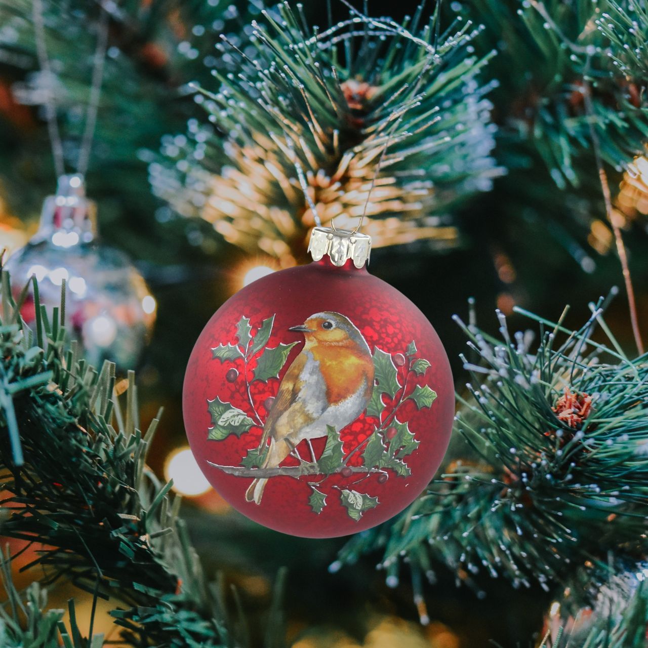 Gisela Graham Christmas Baubles - Antique Red with Robin  Browse our beautiful range of luxury Christmas tree decorations, baubles & ornaments for your tree this Christmas.  Add style to your Christmas tree with these elegant Christmas antique red glass baubles decorated with robin