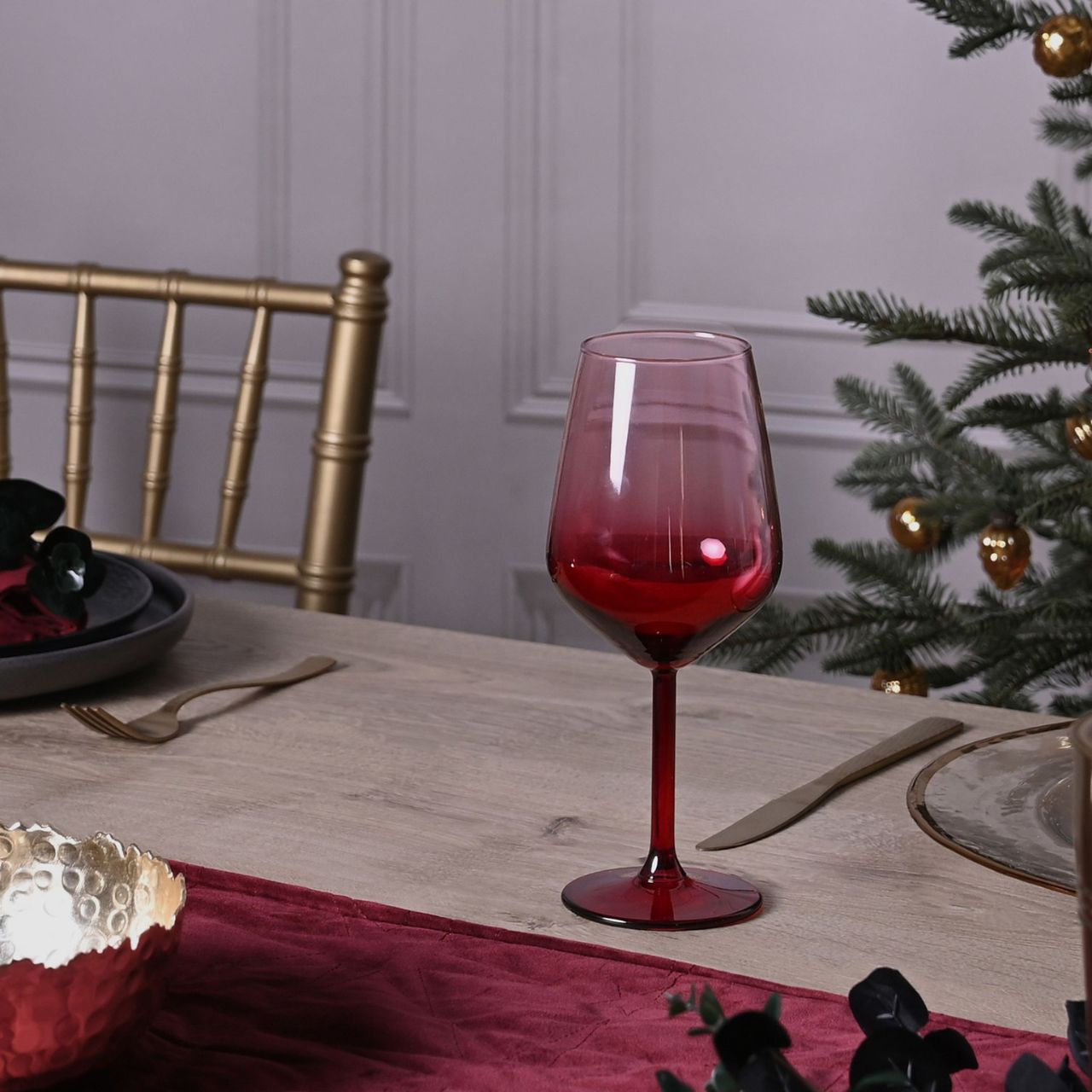 Red Ombre Christmas Wine Glasses  A red ombre wine glass.  This elegant and stylish glassware adds instant modernity to the home.