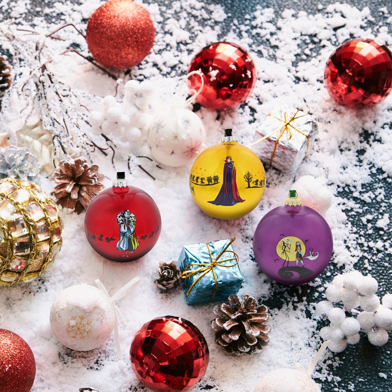 Disney Collection Evil Queen Christmas Bauble Pick Your Poison  One bite and all your dreams will come true. The Evil Queen is ready to be the fairest in the land in this wickedly villainous glass bauble. This fabulous Snow White and the Seven Dwarfs keepsake would make a lovely unique gift for a friend, or a self-purchase to brighten up the home. 