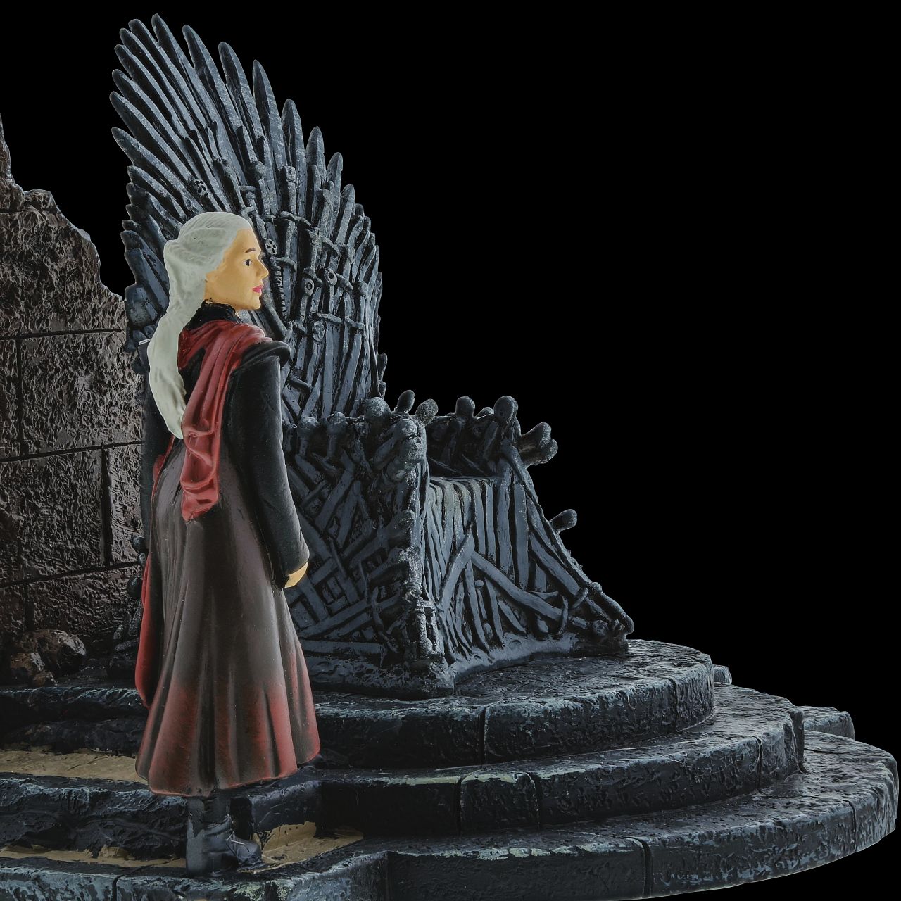 Dept 56 Daenerys Targaryen Figurine - Game of Thrones  Daenerys of the House Targaryen, the First of Her Name, Breaker of Chains and Mother of Dragons has been immortalised in this highly detailed figurine. Captured in this iconic scene from series 8 of Game of Thrones.