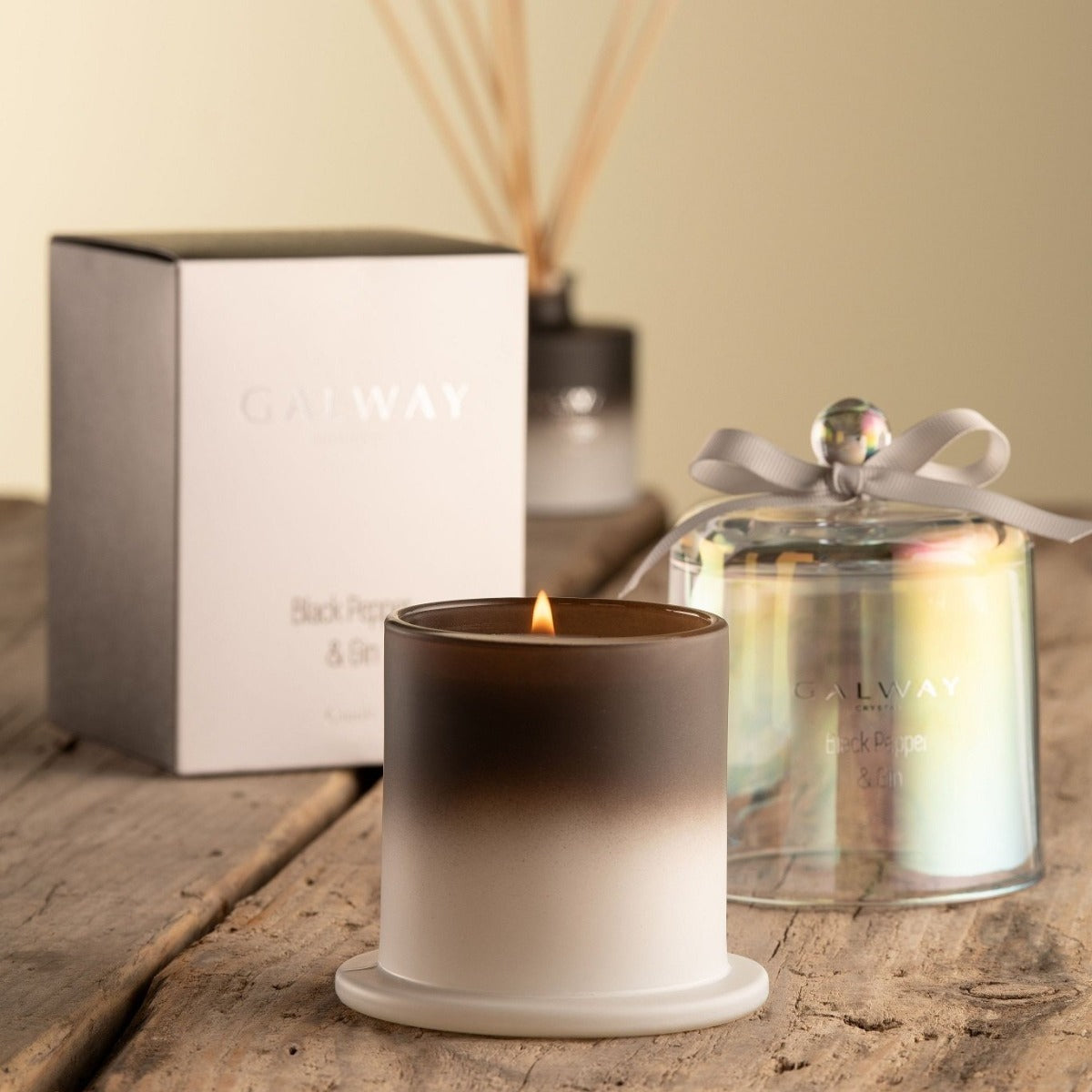 Galway Crystal Gin & Black Pepper Bell Jar Candle  Transport yourself to a special place with the perfect fragrance for your home. Our Black Pepper & Gin scent will transform any room and certainly set the right mood. Traditional aromatic botanicals & spicy black pepper are blended with notes of juniper berry & bracing pine. Base notes of earthy musk bring this classic combination together to create a sparkling, crisp fragrance. . If you love a spicy and crisp scent our Black Pepper & Gin is for you.