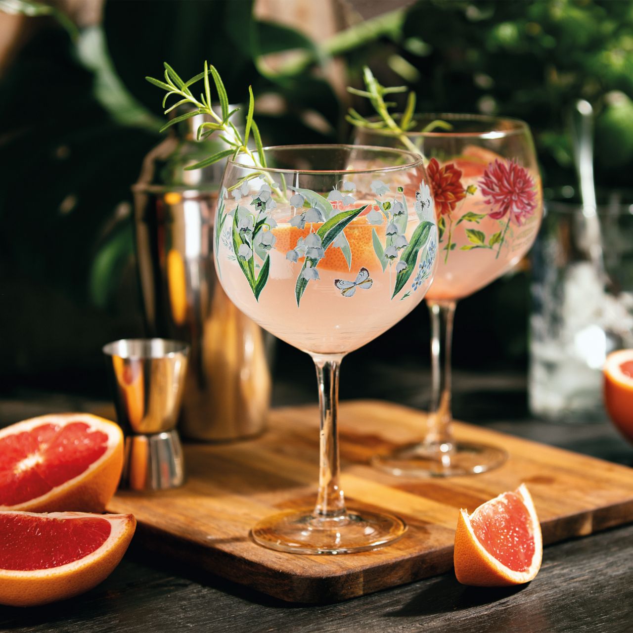 Ginology Dahlia Copa Gin Glass  The Dahlia is the perfect flower to express your love and there is no better way to show it than pairing our Dahlia Copa Gin glass with their favourite bottle of drink. Beautiful reds, pinks and yellows surrounded with green eucalyptus. 