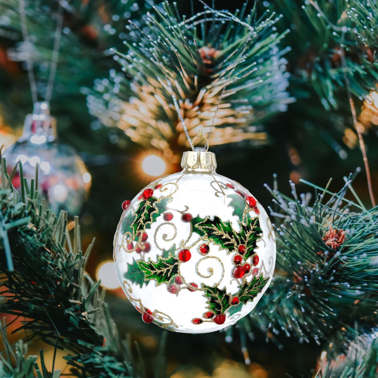 Gisela Graham Glass Bauble Holly & Red Berries Hanging Decoration  Browse our beautiful range of luxury Christmas tree decorations and ornaments for your tree this Christmas.  Add style to your Christmas tree with this beautiful clear glass bauble decorated with a holly and red berries Christmas hanging ornament.