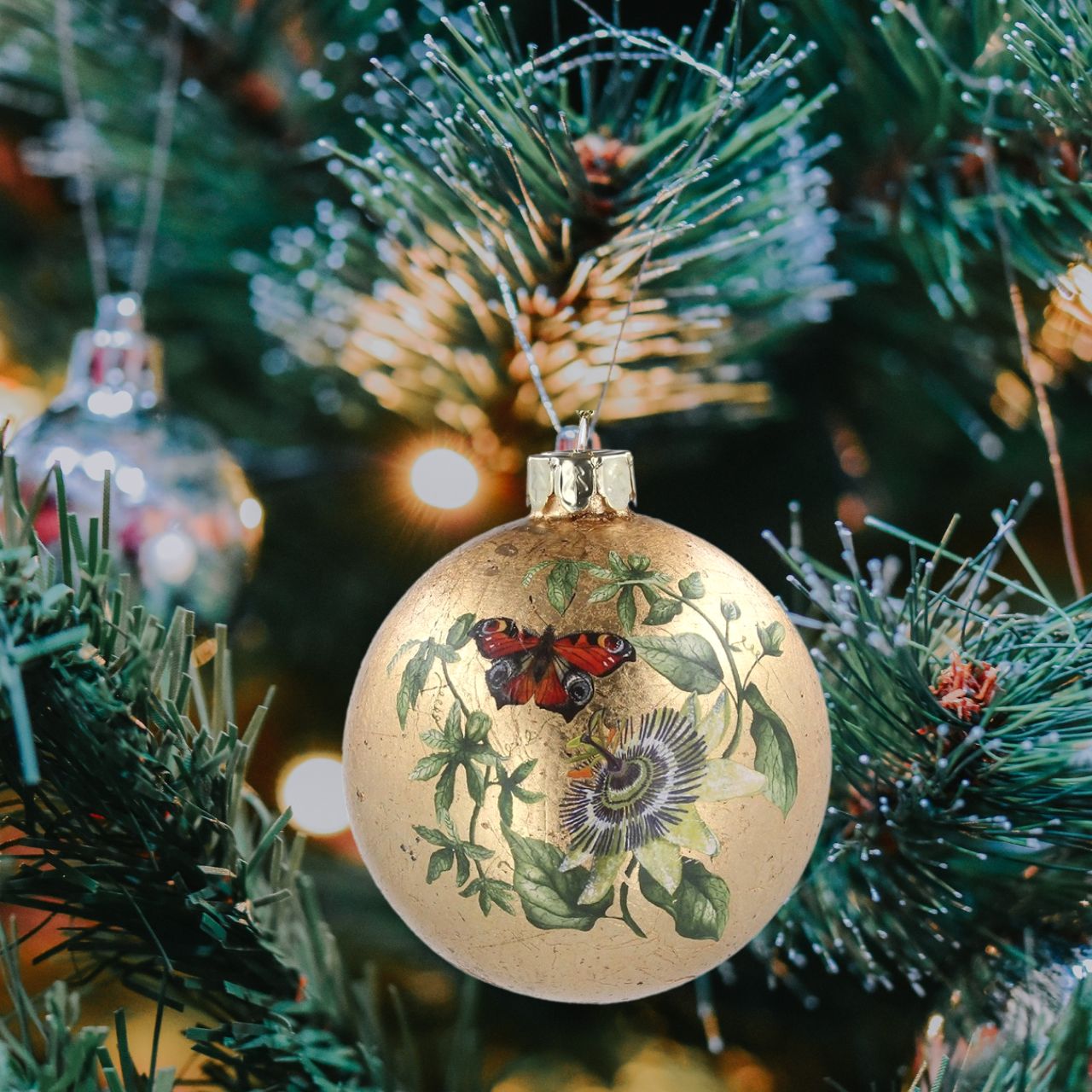 Gisela Graham Gold Glass Bauble with Butterfly Christmas Ornament - Flower  Browse our beautiful range of luxury Christmas tree decorations and ornaments for your tree this Christmas.  Add style to your Christmas tree with this beautiful gold glass bauble decorated with a butterfly and flower Christmas hanging ornament.