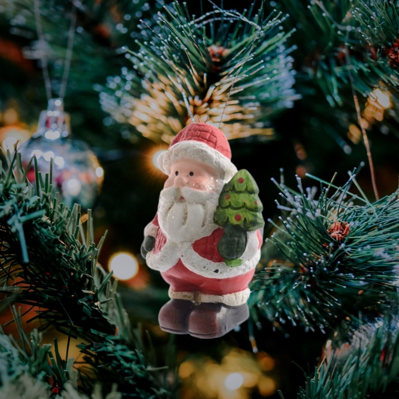 Kaemingk Christmas Terracotta Santa - Tree  Kaemingk surprises Christmas lovers all over the world with thousands of new innovative items each year. They specialises in beautifully detailed Christmas Ornaments and holiday seasonal decor. The catchy collections are contemporary, attractive and of high quality.