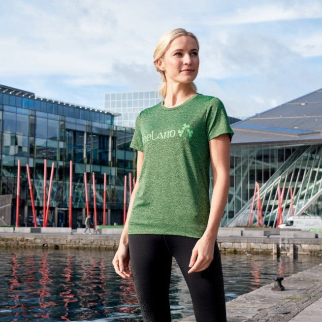 Lansdowne Ireland Women's Performance T-Shirt Grindle Green  Women’s t-shirt crafted from a performance fabric that’s designed to regulate body temperature, keeping you cool and dry. The dry fit performance material helps draw moisture away from the skin and enhances breathability and comfort Classic crew neck tee with Ireland Shamrock print design.  - 90% polyester 10% elastane - Short sleeves - Round neck - Relaxed fit