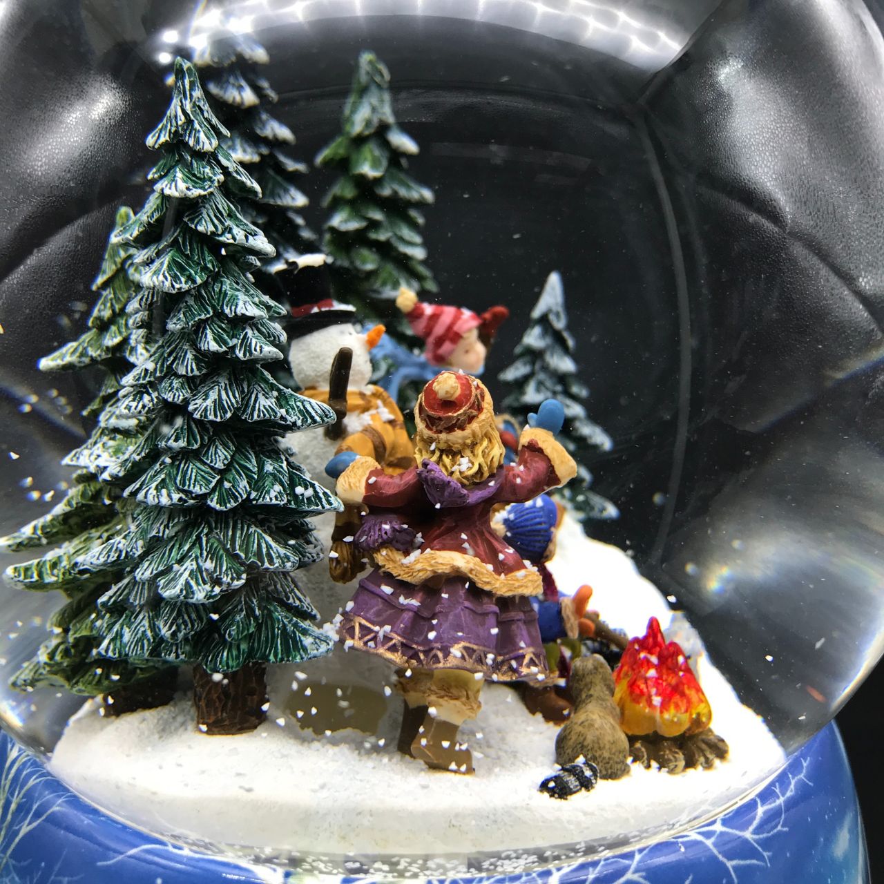 Music Box World Snow Globe Snowman - Large  Snowman snow globe plays the melody “Leise Rieselt der Schnee”. The snow swirls automatically and the camp fire lights up.  Melody: Leise Rieselt der Schnee