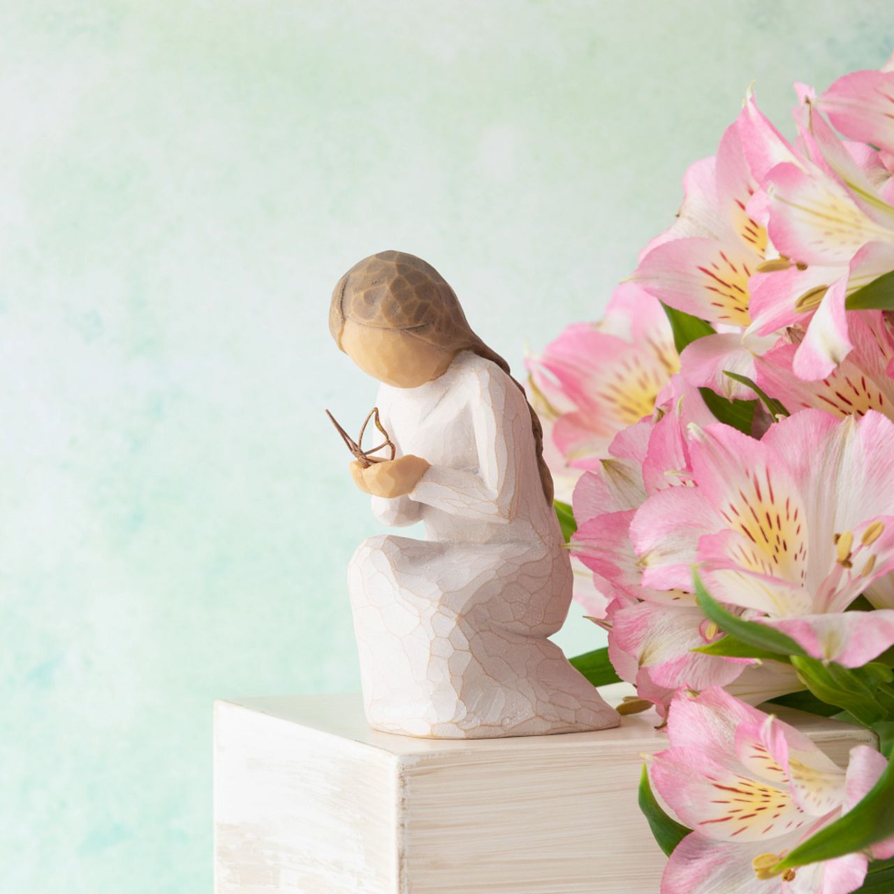 Quiet Wonder by Willow Tree  This figure includes a gift tag with the sentiment 'May quiet wonders bring you hope' This figure can be a little reminder to yourself, or someone close to you, of revelations and discoveries found in quiet moments when we are still and present.