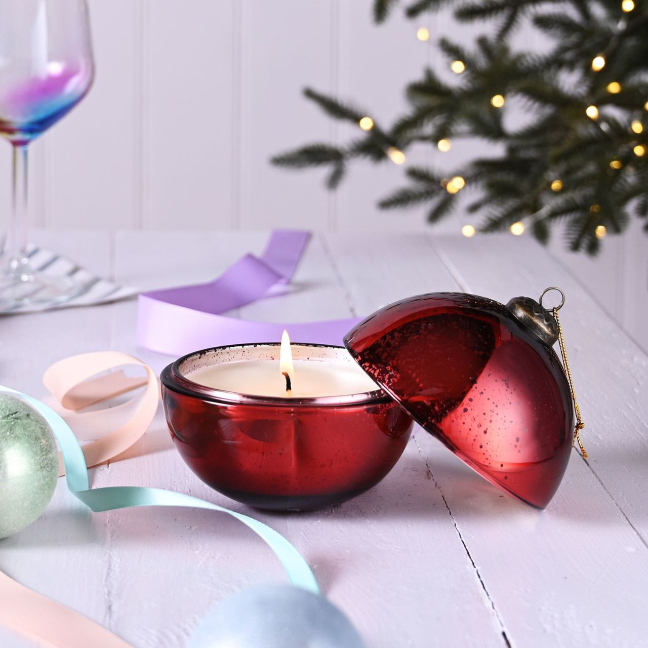 Red Mulled Wine Fragranced Glass Bauble Candle  A Mulled Wine fragranced glass bauble candle.  This aromatic candle makes an eye-catching addition to homes during the festive season.