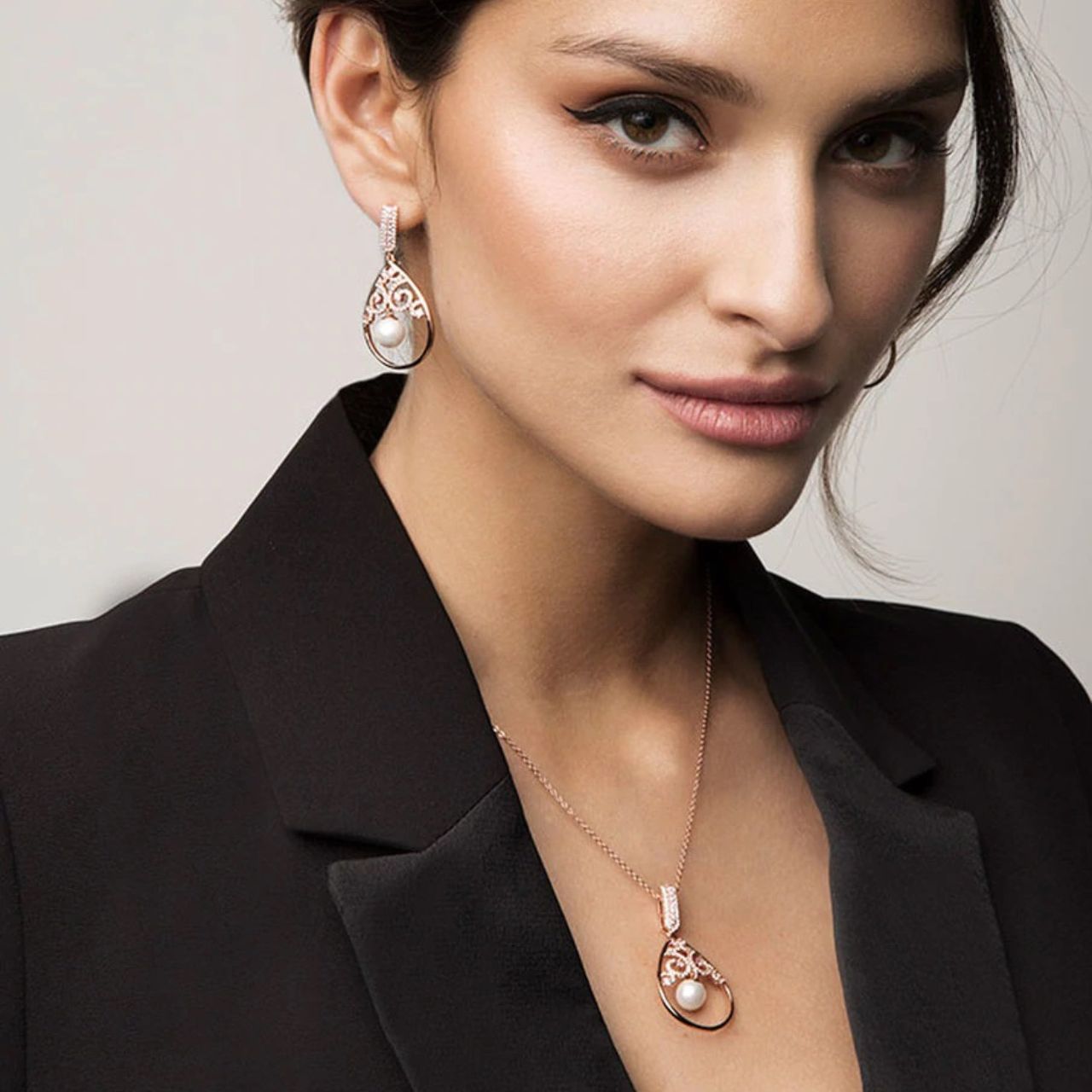 Tipperary Crystal Rose Gold Ornate Swirl Pink Cz Pendant  The most stunning pendant in our collection yet. Suspending from a crystal lined bale a stunning tear-drop shaped frame encapsulates a beautiful swirl design of pink crystals. Suspending from this is an 8mm light pink shell pearl, this suspends from a rose gold cable chain that secures safely with a lobster claw clasp and a TC branded fob.