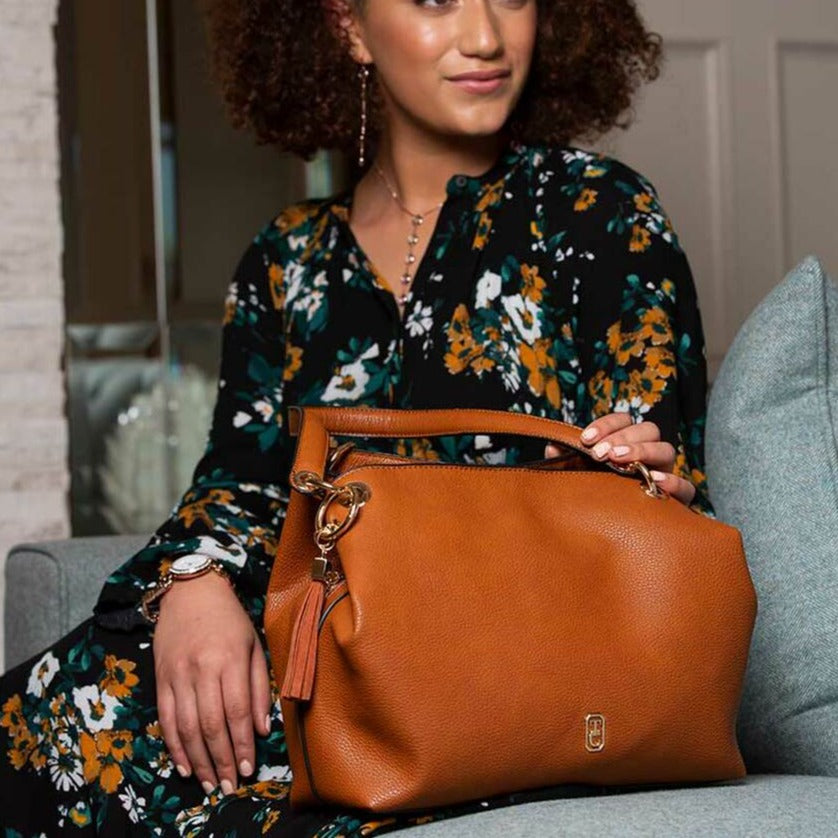 Our effortless Sicily Shoulder Bag is so comfortable you’ll want to carry it everywhere. This bag is crafted using soft pebbled leather look PU, the contrast of this with the metal hardware makes for a very attractive and practical bag.