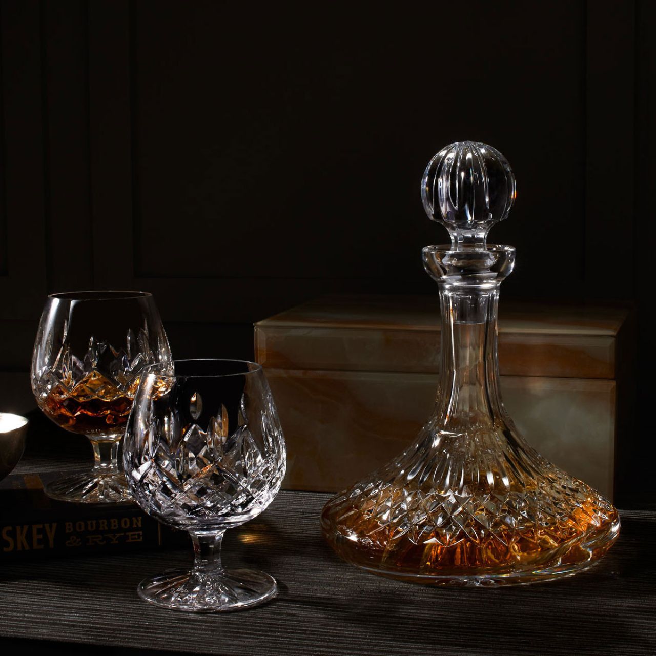 Elevate the aesthetics of your favourite whiskey or brandy with this Lismore Ships Decanter and produce a striking visual for you and your guests to enjoy. 