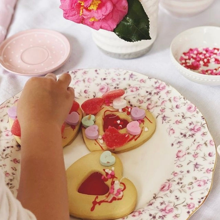 Wedgwood Royal Albert Rose Confetti Vintage Dinner Plate 27CM  Vibrant and vivacious, Rose Confetti is a beautiful new addition to the vintage patterns that have made Royal Albert famous the world over.